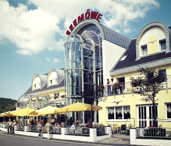 Entrance with terrace and elevator, © Hotel Seemöwe