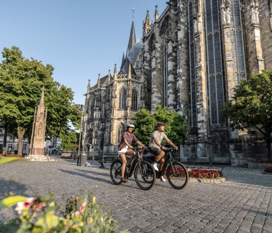 Radfahrende vor dem Aachener Dom, © StädteRegion Aachen