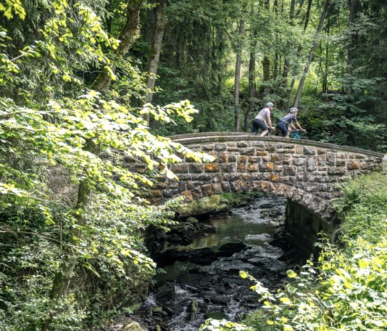 Gravelbiker auf Brücke an der Kalltalsperre, © StädteRegion Aachen