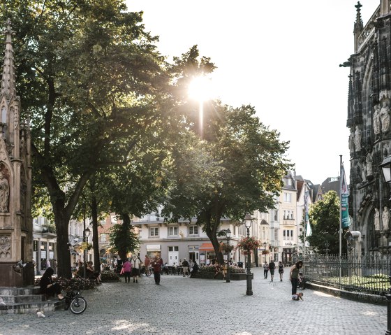 Münsterplatz Aachen mit Brunnen, © Hannah Gatzweiler