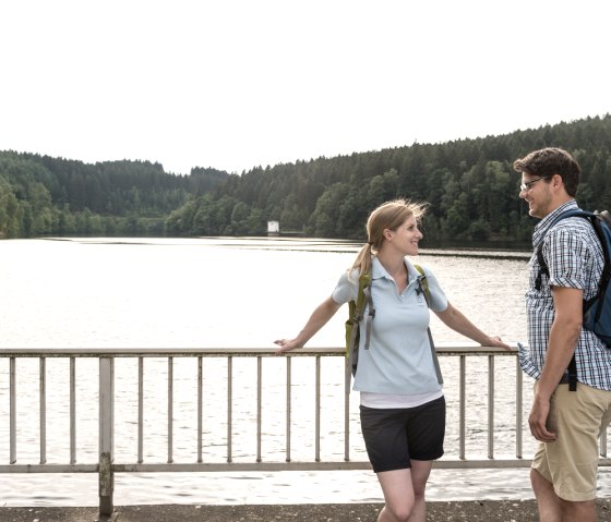 Wanderer an der Kalltalsperre, © StädteRegion Aachen