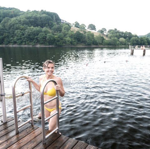 Abkühlung im Naturerlebnisbad Einruhr, © Eifel Tourismus GmbH, D. Ketz