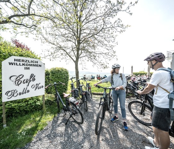 Radfahrer am Cafe Bel Vue in Orsbach, © Eifel Tourismus GmbH