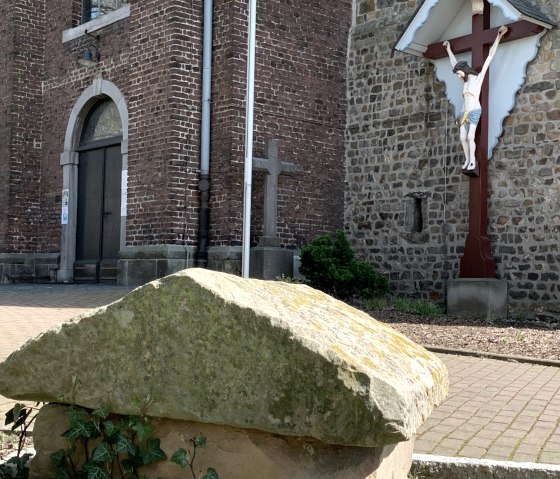 Römischer Sarkophag auf dem Kirchhof St. Willibrord, © StädteRegion Aachen