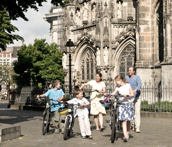 Radfahrer vor dem Aachener Dom, © vennbahn.eu