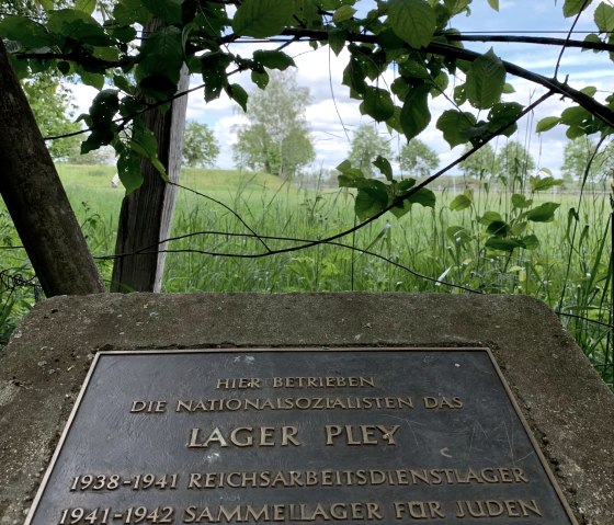 Gedenktafel zur Erinnerung an die Opfer des NS-Lagers Pley, © StädteRegion Aachen