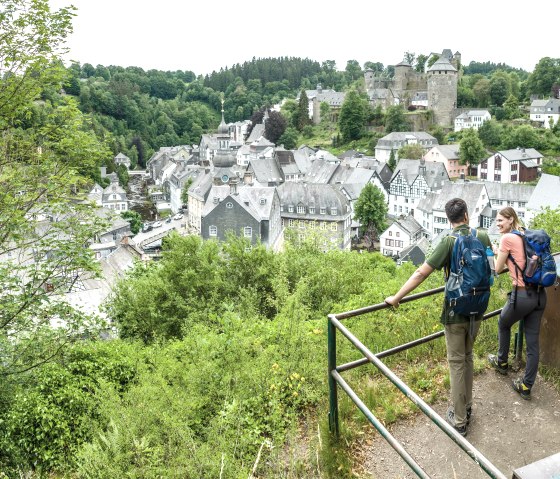 Aussichtspunkt "Halver Mond" über Monschau, © Eifel Tourismus GmbH, Dominik Ketz